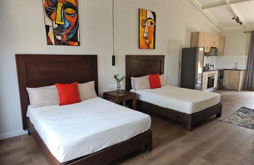Greater Johannesburg Metropolitan Area Cabin | Shumba Valley Lodge Lanseria Airport