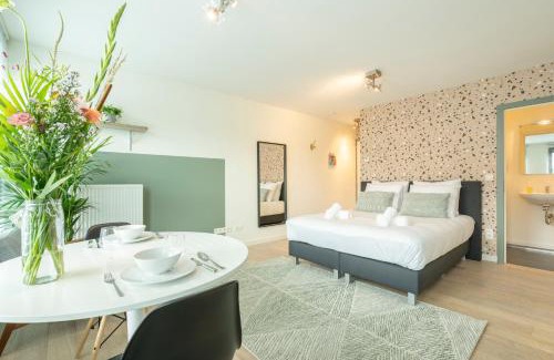 Antwerp Apartment | SHWAY - The Card Room Green Studio