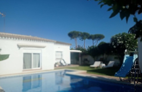 Chiclana de la Frontera Villa | Siéntase a Gusto en Esta Villa con Piscina Privada y Jardín, a 3min de la Playa