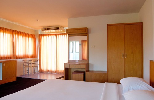Tha Thaewawong Hotel | Sichang Shine Khao Resort