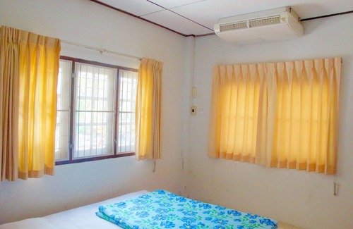 Tha Thaewawong Hotel | Sichang Shine Khao Resort