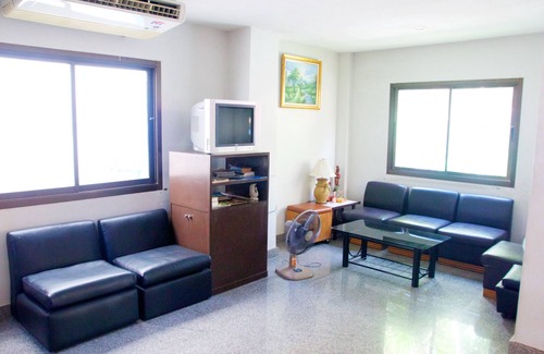 Tha Thaewawong Hotel | Sichang Shine Khao Resort