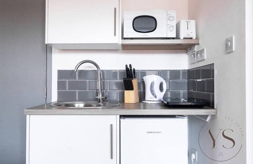 Stoke-on-Trent Apartment | Sienna 1D – Smart TV + Kitchenette + Wi-Fi