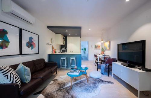 Collingwood Apartment | Sienna Lux Designer Space 150m to Smith St