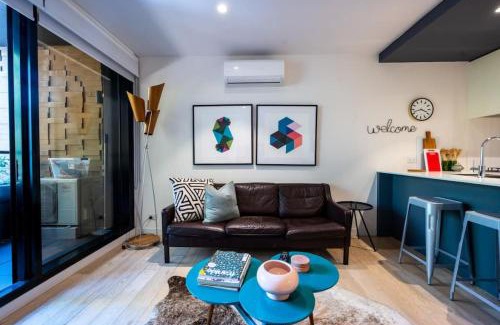 Collingwood Apartment | Sienna Lux Designer Space 150m to Smith St