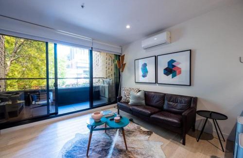 Collingwood Apartment | Sienna Lux Designer Space 150m to Smith St
