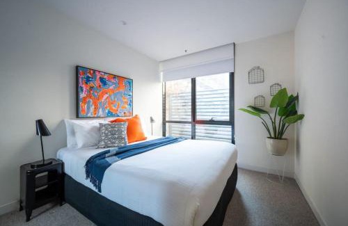 Collingwood Apartment | Sienna Lux Designer Space 150m to Smith St