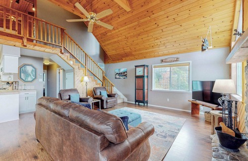 Alto House | Sierra Escape | Hot Tub, Close to Gulf!
