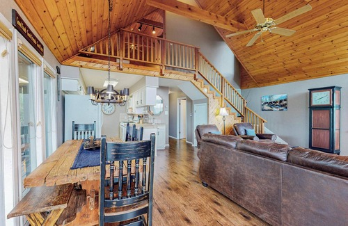 Alto House | Sierra Escape | Hot Tub, Close to Gulf!