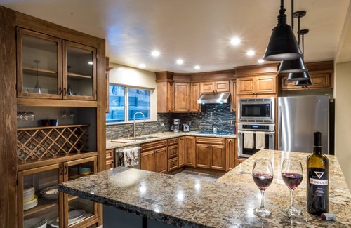 Montgomery Estates House | Sierra House Luxury Chalet: 7 Bedrooms, sleeps 14, Hot Tub, Pool Table and more!