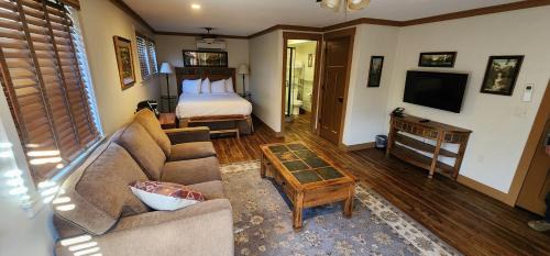 Yosemite Forks Hotel | Sierra Sky Ranch