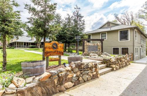 Yosemite Forks Hotel | Sierra Sky Ranch