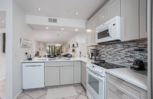 Siesta Key Condo | Siesta Dunes Modern Condo | Private Beach | Heated Pool | Ideal Location | Ask about Free Activities