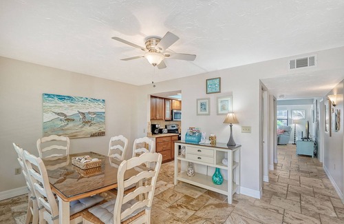 Siesta Key Condo | Siesta key Beachfront 2 bedroom 2 bath condo.Beautiful beach decor fully stocked