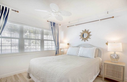 Siesta Key Apartment | Siesta Key Bungalow Ringling - Queen unit at a Waterfront with Pool, nestled in Mangroves!