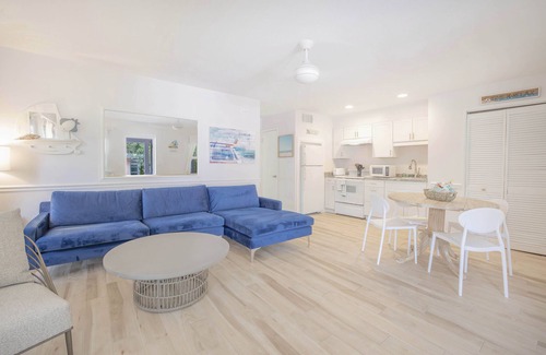 Siesta Key Apartment | Siesta Key Bungalow - J, King D-Lux unit in a Waterfront hotel