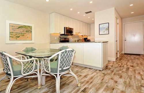 Siesta Key Condo | Siesta Key - Gulf-Front Retreat - 2 BR – Free Boat Docks - Upscale