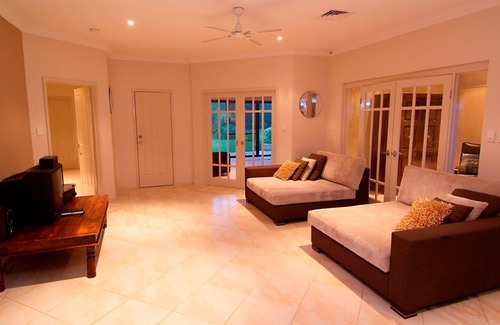 Siesta Park House | Siesta Park Villa, waterfront on The Golden Mile