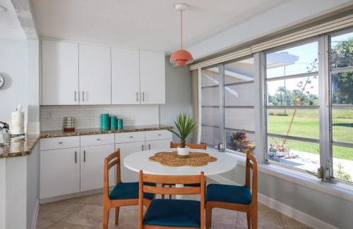 Gulf Gate Estates House | Siesta Sol Art Bungalow- 2 miles to Siesta Key!