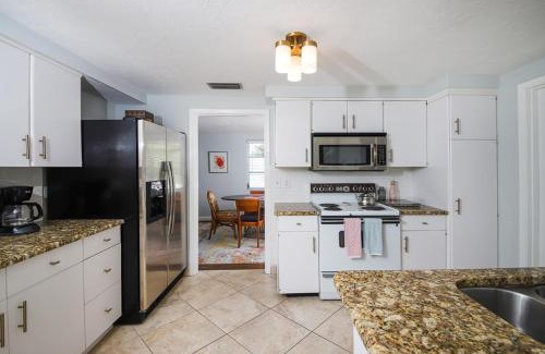 Gulf Gate Estates House | Siesta Sol Art Bungalow- 2 miles to Siesta Key!