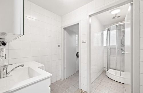 Auburn House | Signature Double Room in Auburn - Shared Bathroom