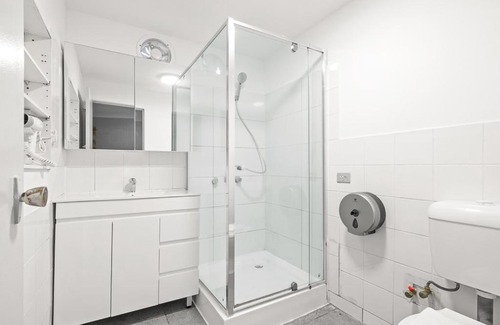 Auburn House | Signature Double Room in Auburn - Shared Bathroom