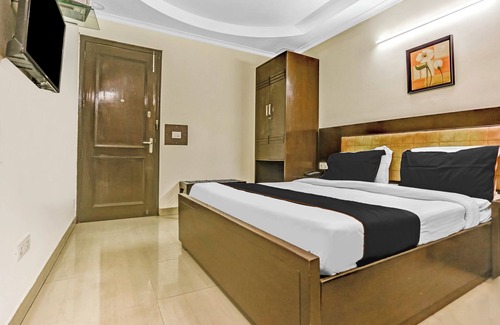 East of Kailash Hotel | Signature Plaza By MERRIMENT