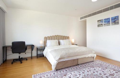 Al Raha Beach Apartment | Silk Valley - Luxury 1B with Direct Beach Access