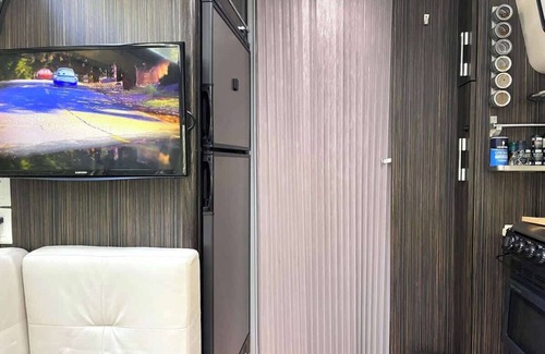 Whitemarsh Island House | Silver Belle Airstream Glamper Near Tybee & City
