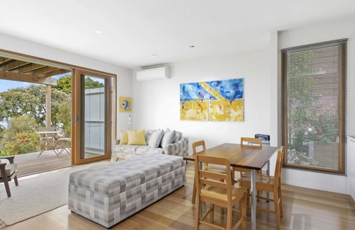 Lorne House | Silver Birches - Stroll To Town