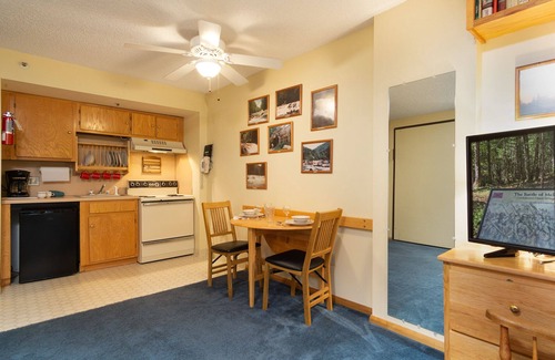 Snowshoe Condo | Silver Creek 1104 Studio Sleeps 3, Slope Side