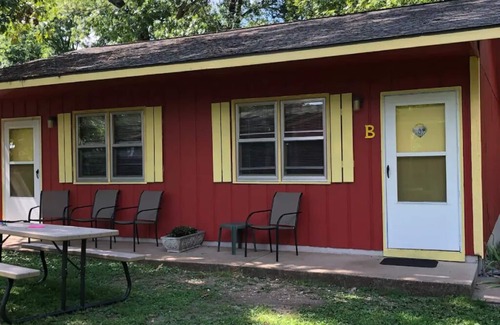 Indian Point Cottage | Silver Dollar City, 1 Mile - Table Rock Lake View - Woodsy - Foxfire Resort