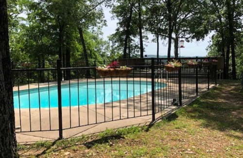 Indian Point Cottage | Silver Dollar City, 1 Mile - Table Rock Lake View - Woodsy - Foxfire Resort