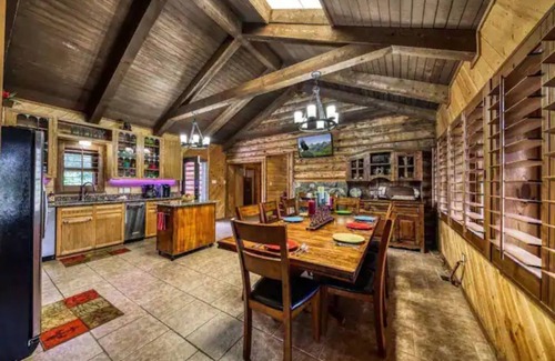 Alto Cabin | Silver Fox Inn Beautiful 5-bedroom Cabin w/hot tub