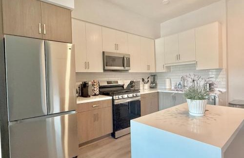 Silver Lake Apartment | Silver Lake 1 Bedroom Condo Suite with Balcony and Parking