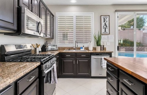 Paradise Hills House | Silver Star Getaways 4B3BA 3000sqft+ pool + loft