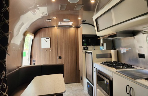 Ashland House | Silver Surfer Airstream with 4 person Hot Tub