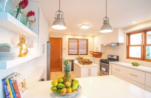Silver Sands Villa | Simmerdown Villa is a spacious modern 4 bedroom house within a gated community