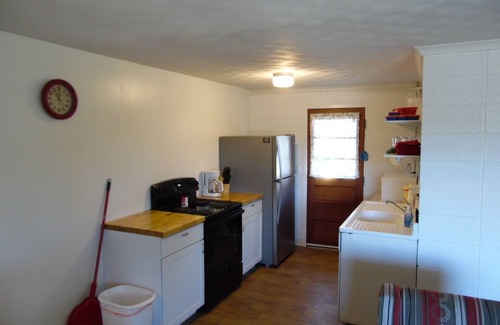 Jenkins Apartment | Simple, Clean, and Quiet Lakeside Getaway
