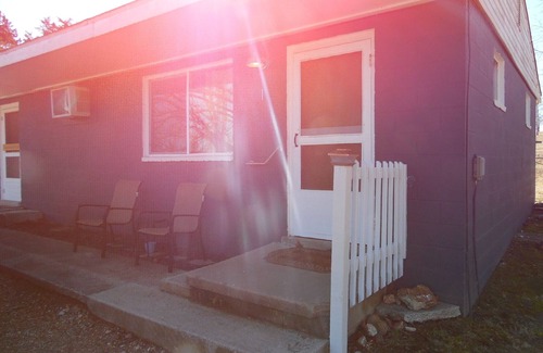 Jenkins Apartment | Simple, Clean, and Quiet Lakeside Getaway