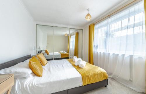 Newcastle-Under-Lyme Apartment | Simple Comforts - 2BR Flat with Free Parking in Newcastle-under-Lyme