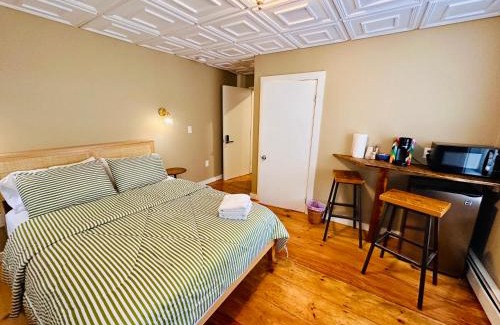 West Bayside Apartment | Simple & Convenient Downtown Living