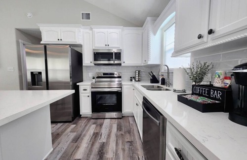 Surfside Beach House | Simple Modern GreenBean home 3BR near beach