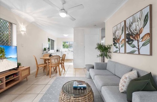 Surfers Paradise Apartment | Simple Pet-Friendly 2BR Near Beach & Tram with AC