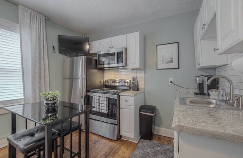 Country Club Plaza Area Apartment | Simple PLAZA Comfort!