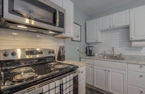 Country Club Plaza Area Apartment | Simple PLAZA Comfort!