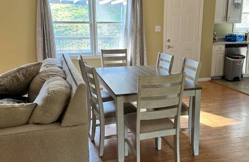 Morgantown House | Simple Spacious Home/North Hills WVU Hospital🏀🏈🍺🥤0.5mi