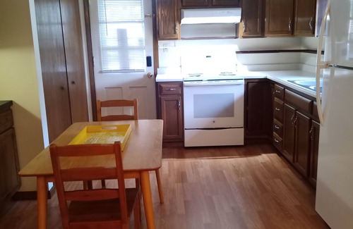 Youngstown House | Simple Stay for Family and Friends, 2-bedroom upstairs apartment in Boardman.