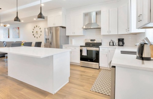 Walkerville House | Simply Comfort. New Townhomes 16 Guests, BBQ, Parking
