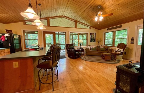 Crumpler Cabin | Simply Serene: Cozy Cabin, WIFI, AC, HotTub, Firepit, Covered Deck, Dog Friendly